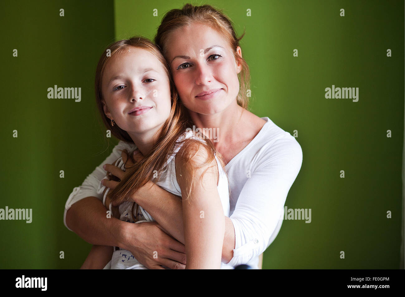 Mutter umarmt Tochter zu Hause Stockfoto