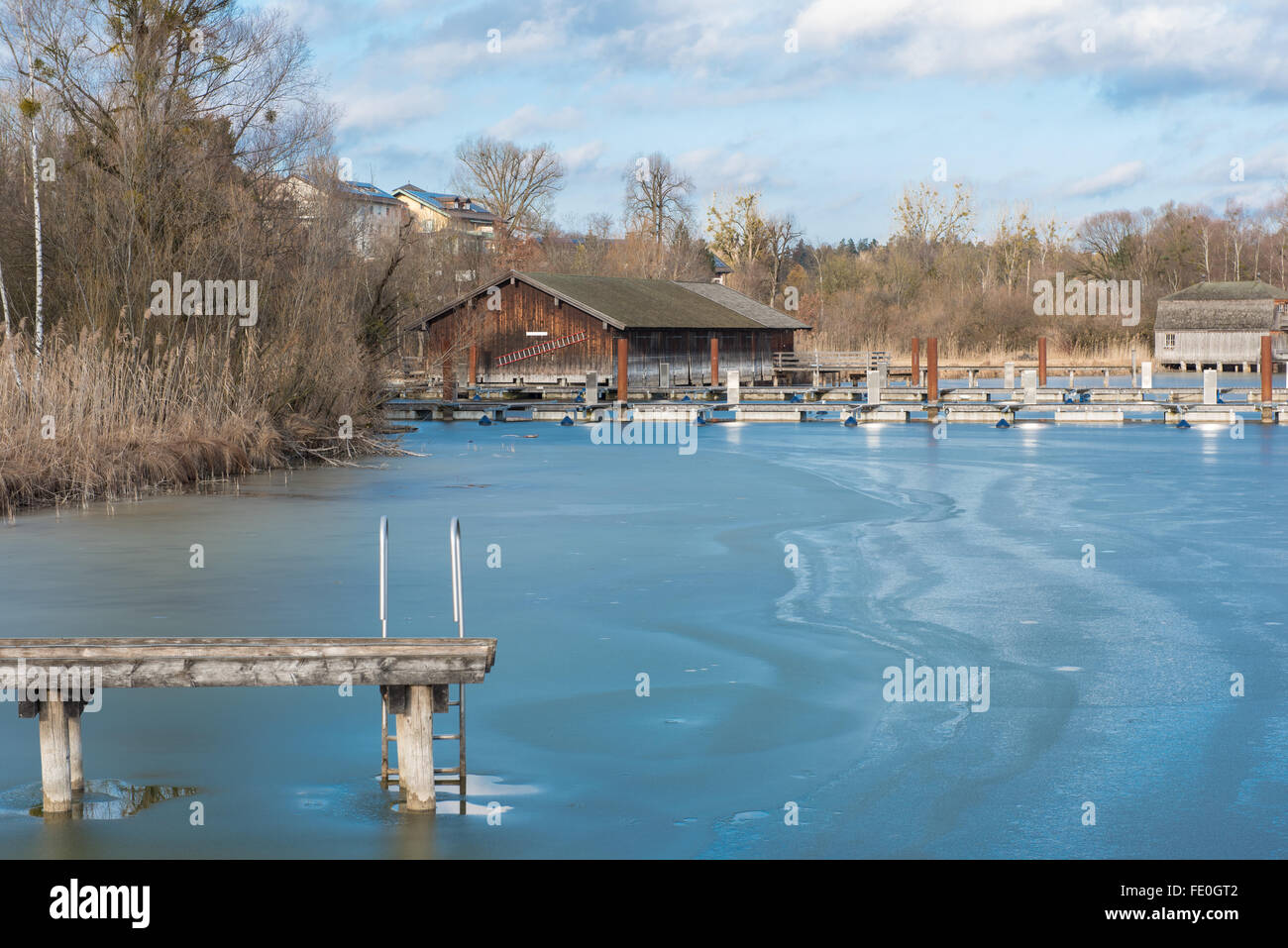 Bootshaus am zugefrorenen See Chiemsee im winter Stockfoto