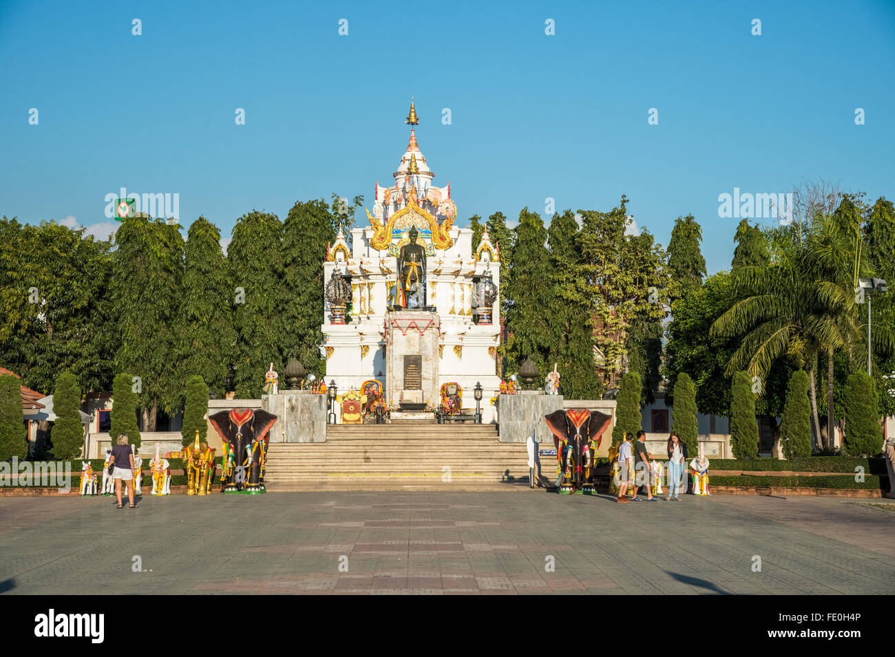 Phayao See, Pho Khun Ngam Mueang Denkmal Stockfoto
