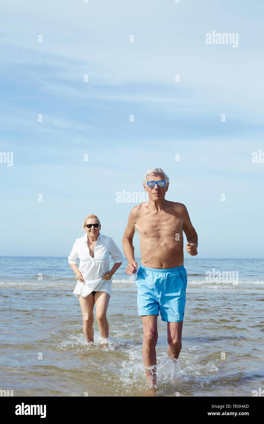 Älteres Paar genießen Ferien am Strand Stockfoto