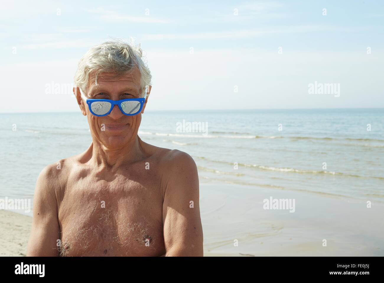 ältere Mann am Strand Spaß haben Stockfoto