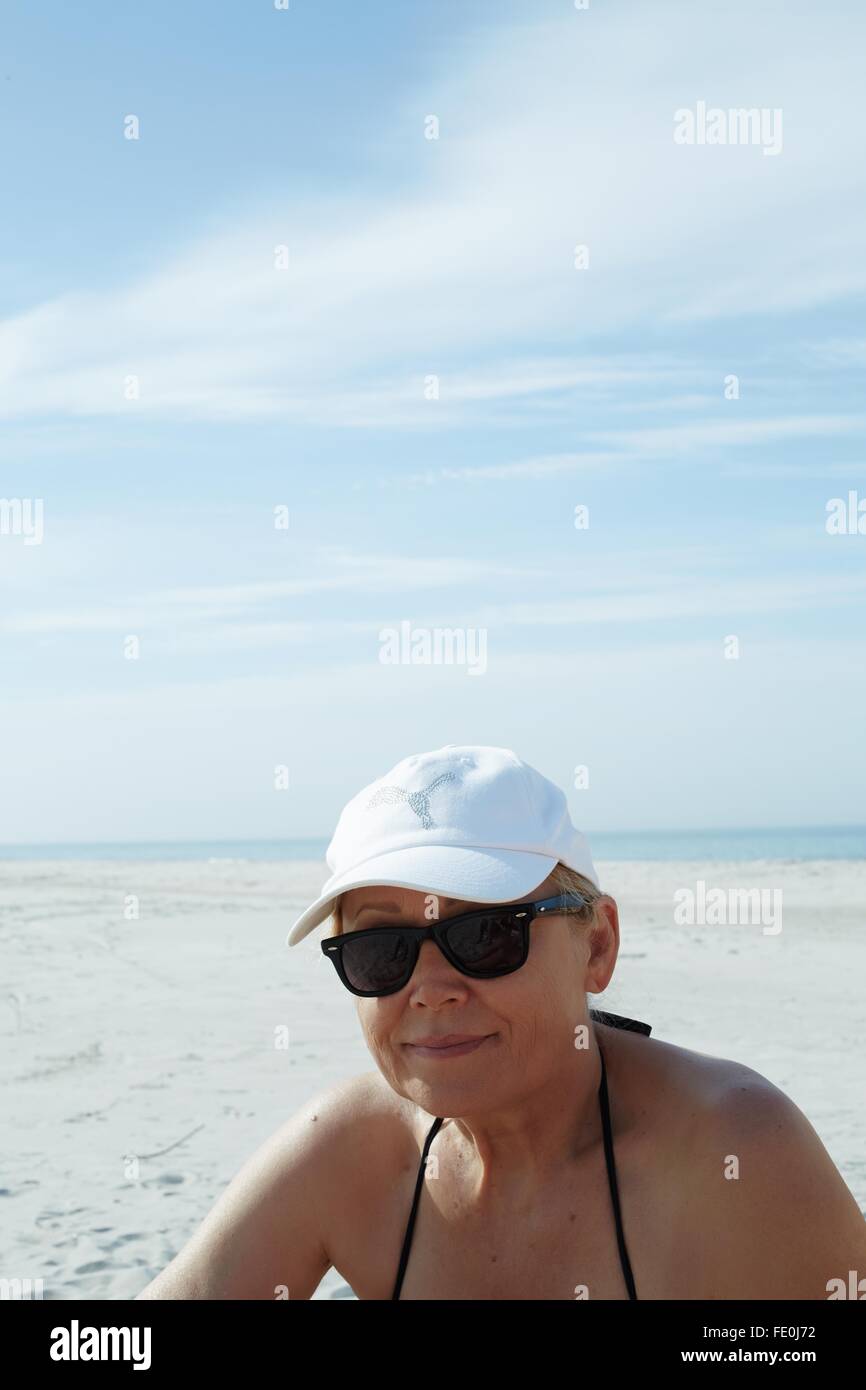 Ältere Frau genießen Ferien am Strand Stockfoto