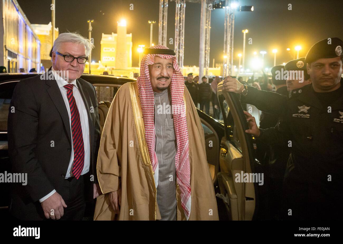 Riyadh, Saudi Arabien. 3. Februar 2016. Deutsche Innenminister von Außenminister Frank-Walter Steinmeier (SPD) stehen mit König Salman bin Abdulaziz außerhalb der deutsche Pavillon auf dem Jenadriyah Festival in Riyadh, Saudi Arabien, 3. Februar 2016. Deutschland ist das Gastland im 2-Wochen-Folk und Kulturfestival in der Nähe von Riad. Foto: MICHAEL KAPPELER/Dpa/Alamy Live News Stockfoto