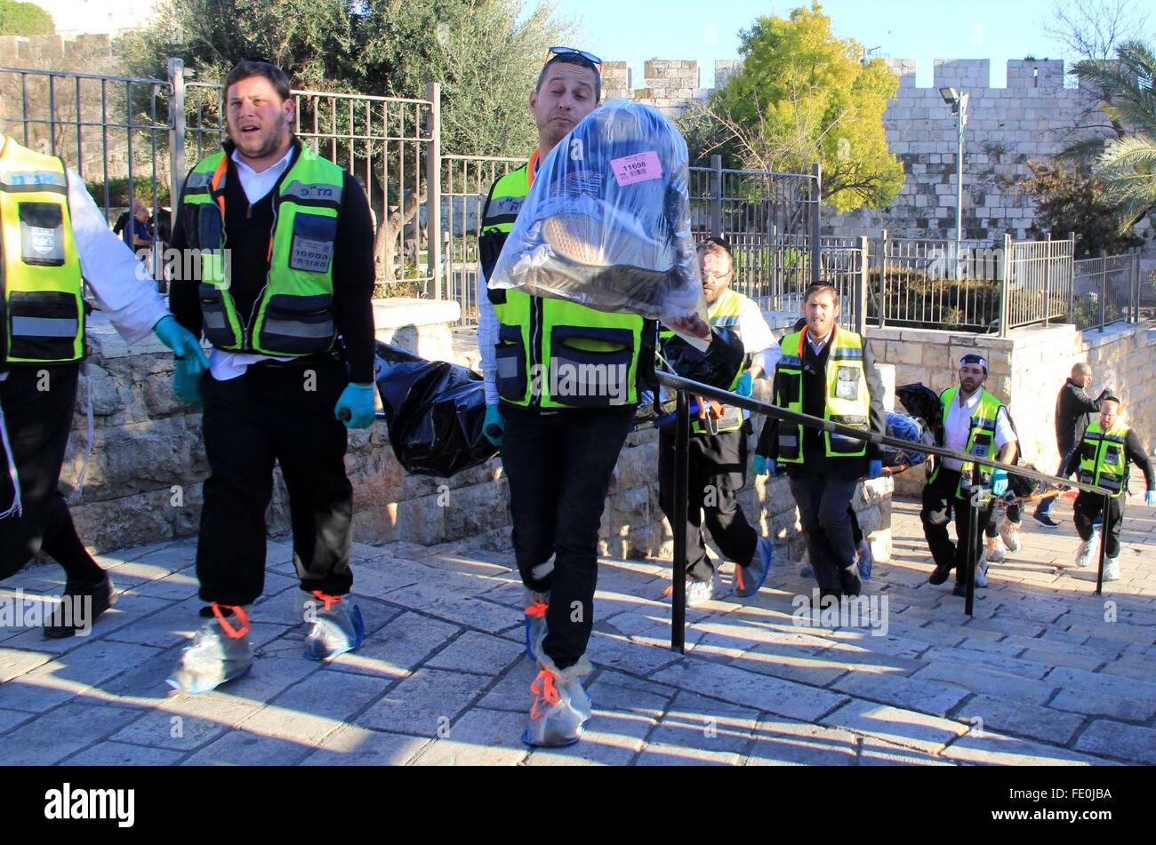 Jerusalem, Jerusalem, Palästina. 3. Februar 2016. Ultra-orthodoxen jüdischen Zaka freiwillige tragen die Leichen von zwei der gemeldeten palästinensischen Angreifer, die getötet wurden nach einem Angriff auf Damaskus-Tor, Haupteingang zur Altstadt von Jerusalem am 3. Februar 2016. Drei Palästinenser mit einem Gewehr bewaffnet, Messer und Sprengstoff angegriffen israelische Polizei außerhalb der Altstadt von Jerusalem verlassen mindestens zwei weibliche Grenzpolizisten schwer verwundet und die Angreifern erschossen, Polizei und Sanitäter sagte Credit: Mahfouz Abu Türke/APA Bilder/ZUMA Draht/Alamy Live News Stockfoto