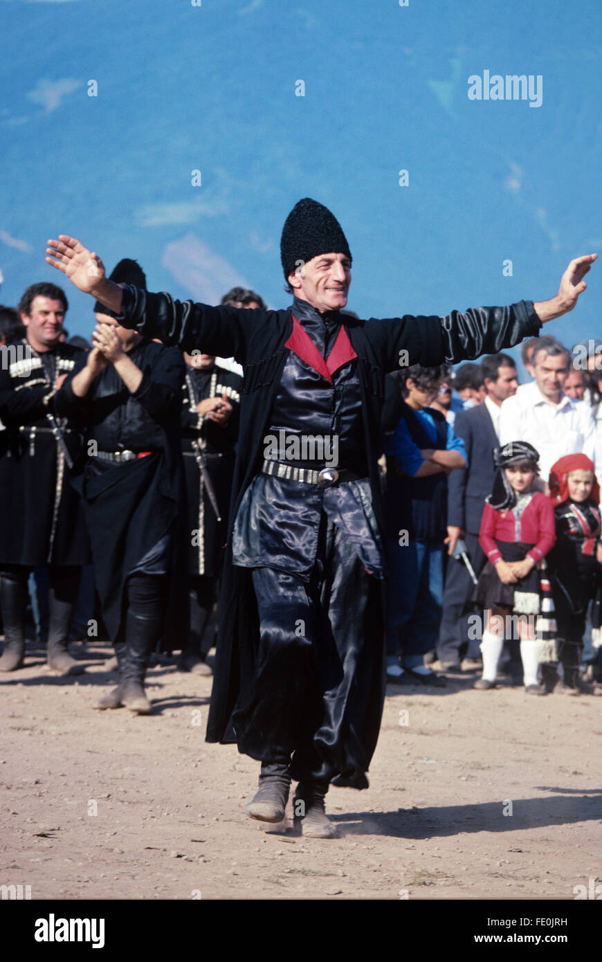 Georgische Folklore Tänzerin oder georgische Mann in georgischen Tracht oder nationalen Kleid und konische Pelzmütze Durchführung traditioneller Volkstanz-Georgien Stockfoto