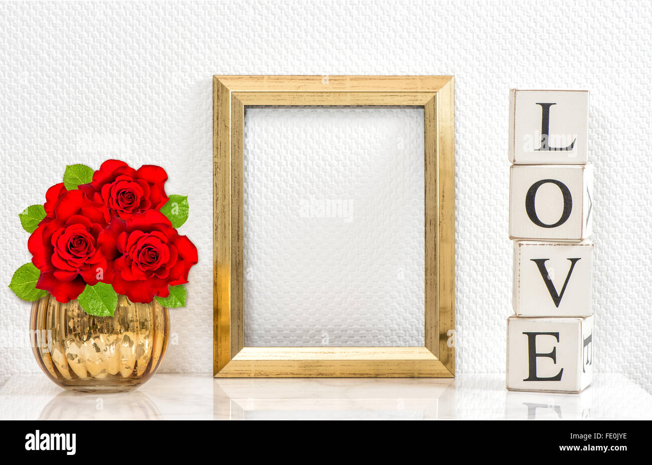 Goldrahmen und rote Rosen. Mock-up mit Platz für Ihr Bild oder text Stockfoto