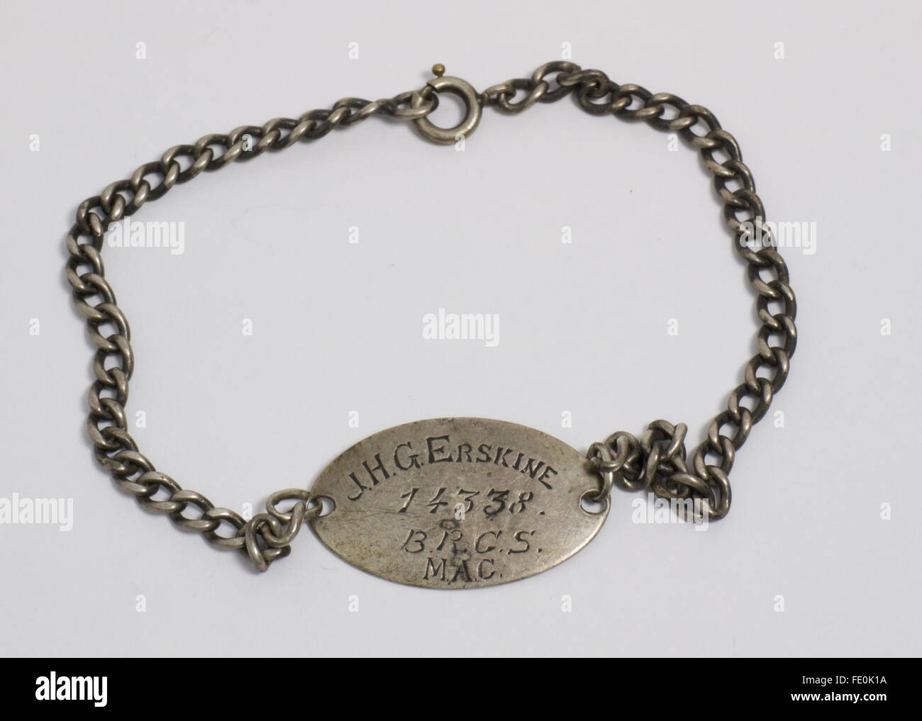 WW1 ID-Armband. Die ovale Plakette ist eingraviert "J.H.G. Erskine 14338 B.R.G.S.MAC", die Rückseite mit "Etaples. Das Armband zeigt Stockfoto