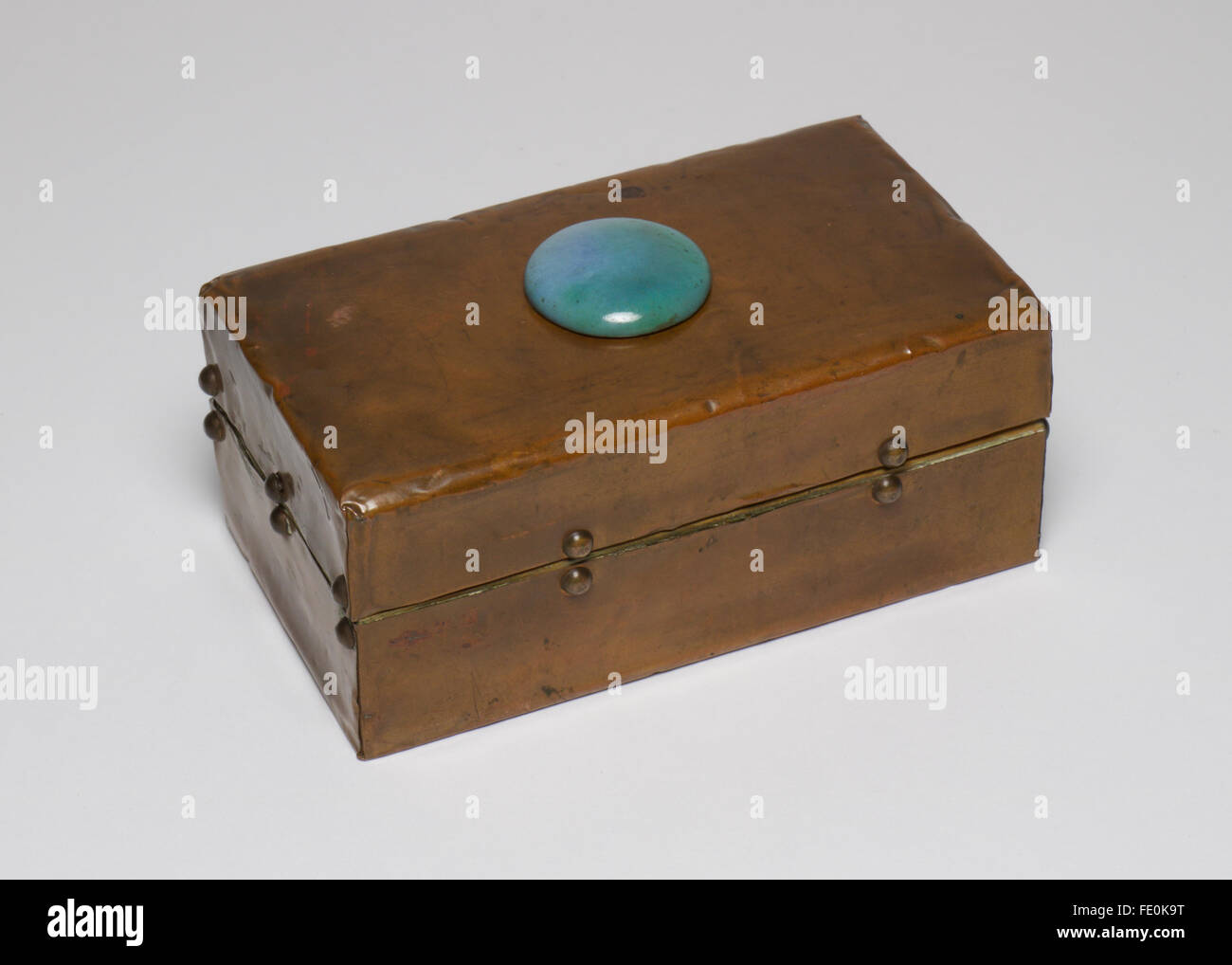 Kunst und Kunsthandwerk Kupfer Box, um 1910 aus. Klappdeckel mit keramischen Cabochon "Ruskin" Stein. Das Feld misst 10cm breit. Stockfoto