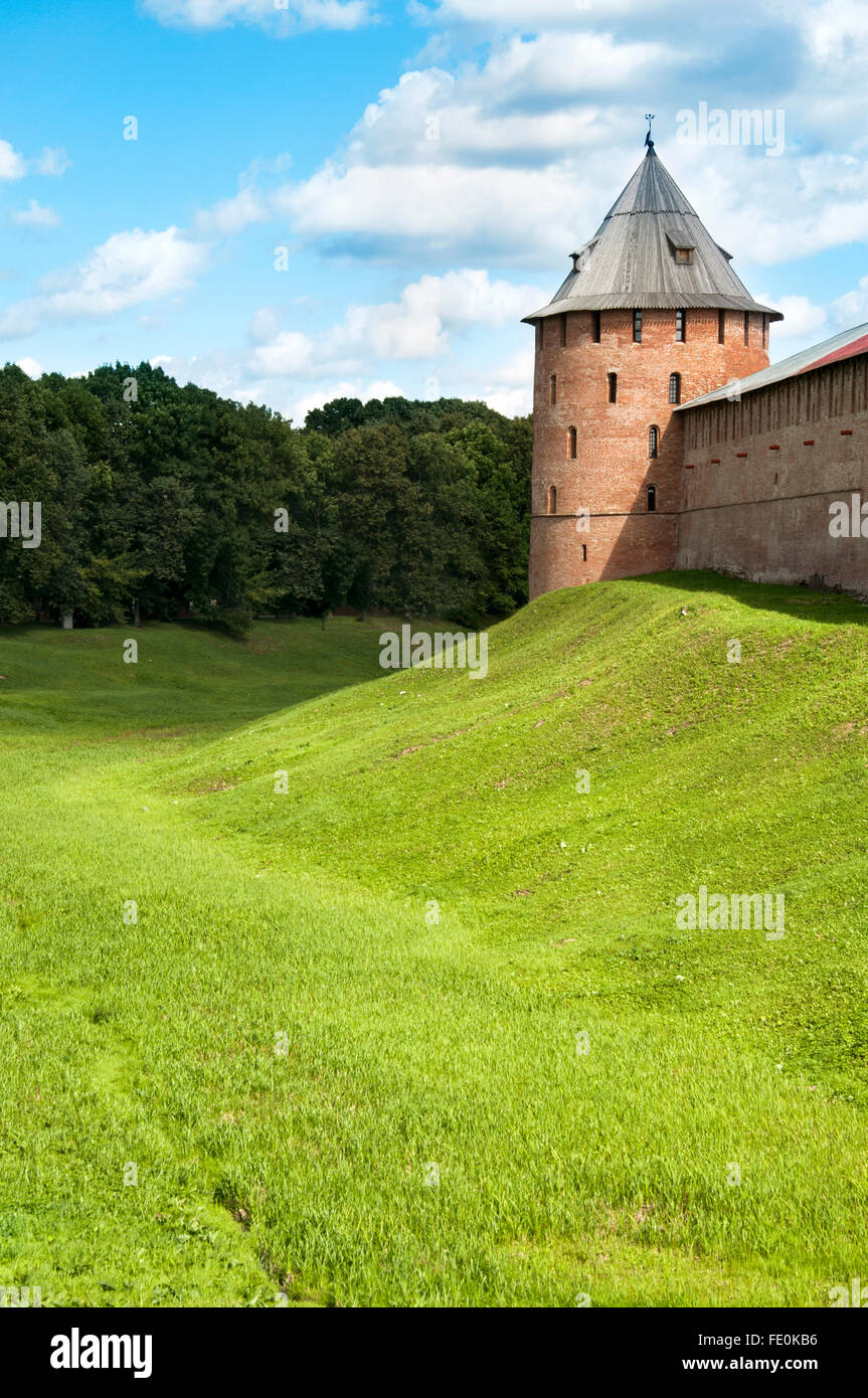 Russland Nowgoroder Kreml-Mauer mit Wachtürmen Stockfoto