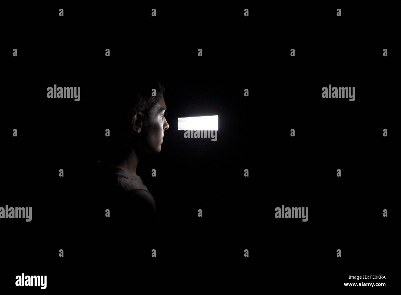 New York City, NY, USA. 3. Februar 2016. Besucher durch kleine Schlitze an der Wand betrachten Artefakte im Zusammenhang mit Überwachung im Astro Lärm, die erste Einzelausstellung des Künstlers Laura Poitras im Whitney Museum of American Art in New York City am 3. Februar 2016 sind peer.  früher in der Ausstellung werden diese Bilder ohne mein Wissen um die Verlegung auf der Plattform erfasst. Bildnachweis: Adam Stoltman/Alamy Live-Nachrichten Stockfoto