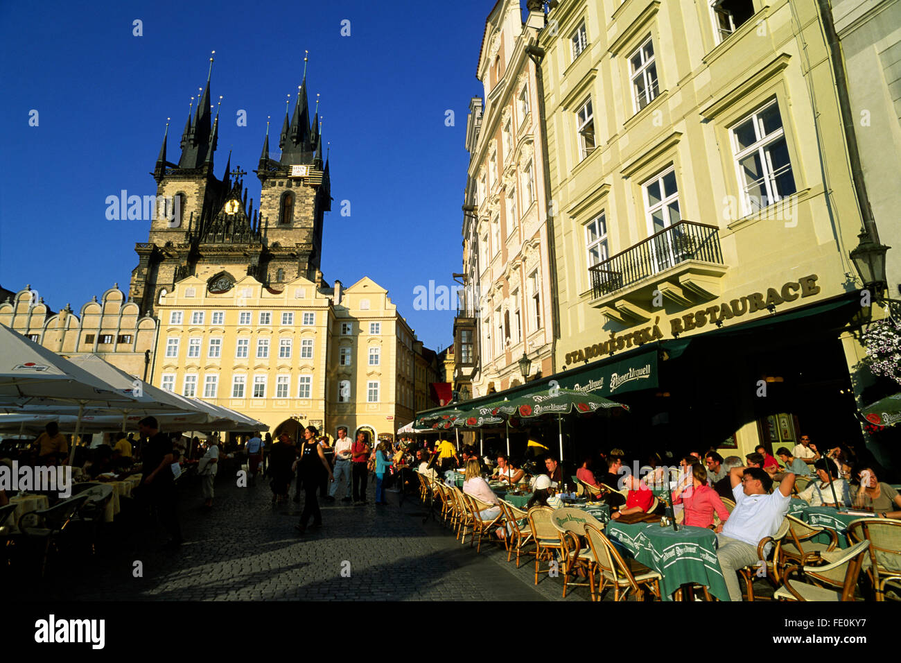Tschechische Republik, Prag, Altstadtplatz, Staromestske Namesti, Restaurants und Tyn-Kirche Stockfoto