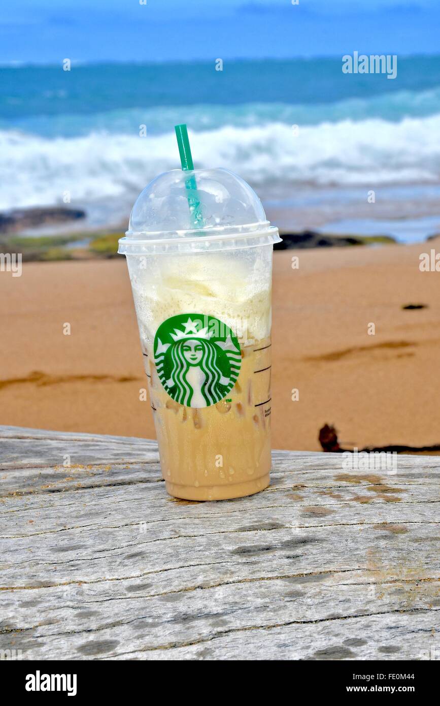 Starbucks-Kaffee am Strand Stockfoto