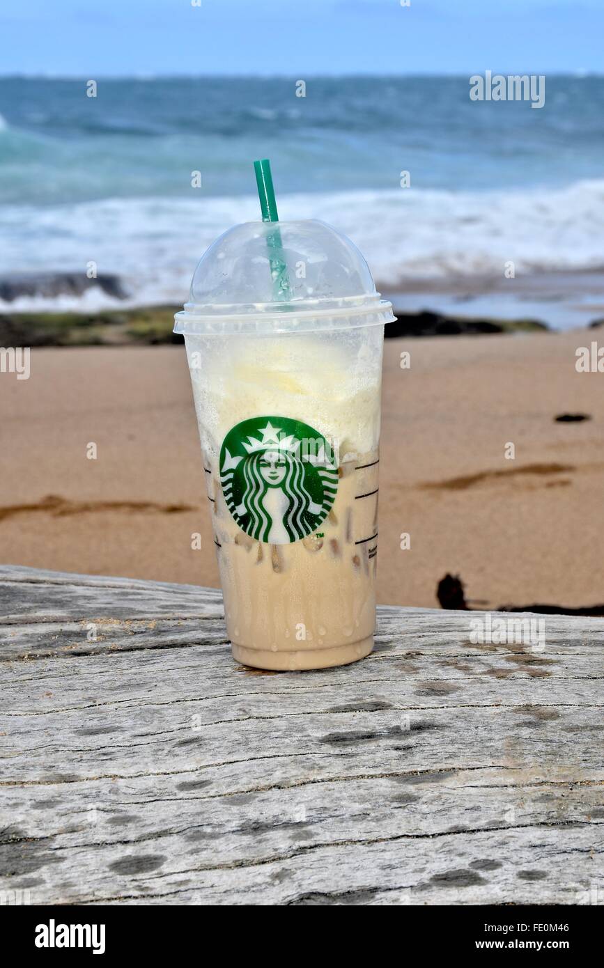 Starbucks-Kaffee am Strand Stockfoto