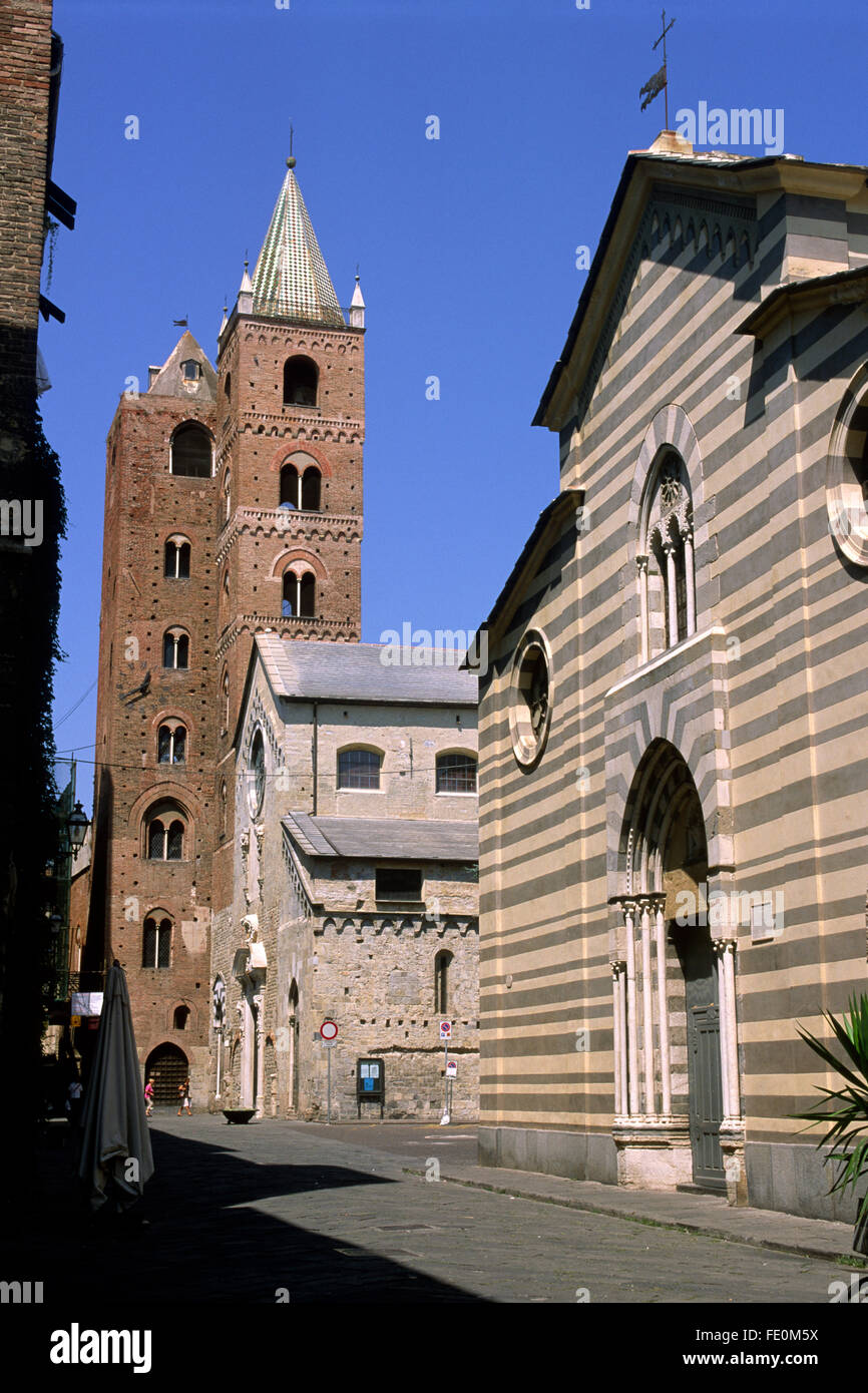 Italien, Ligurien, Riviera di Ponente, Albenga, Kirche Santa Maria in Fontibus und Kathedrale Stockfoto