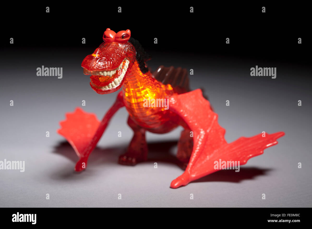 Wie Sie Ihren Drachen glücklich Essen Spielzeug zu zähmen Stockfoto