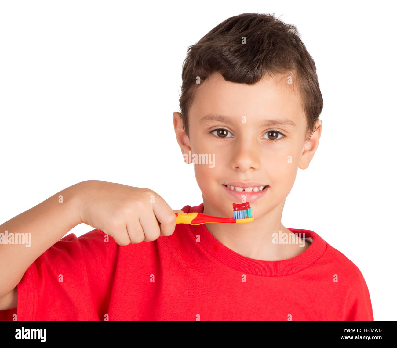 Kleiner Junge bereit, seine Zähne zu putzen Stockfoto