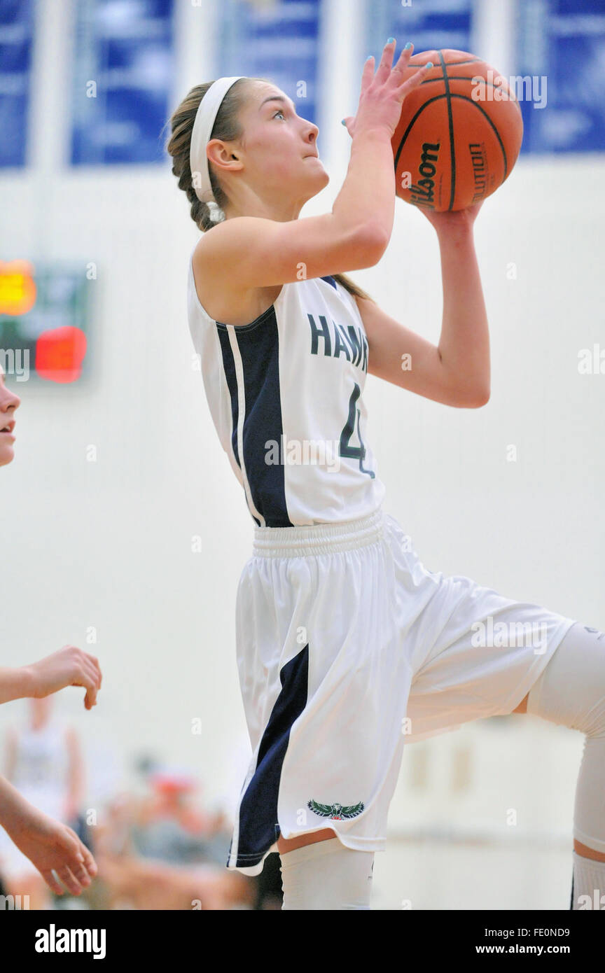 Nach einer Fahrt entlang der Baseline, ein High School Spieler setzt ein kurz nach dem Schuss zu einem Verteidiger. USA. Stockfoto