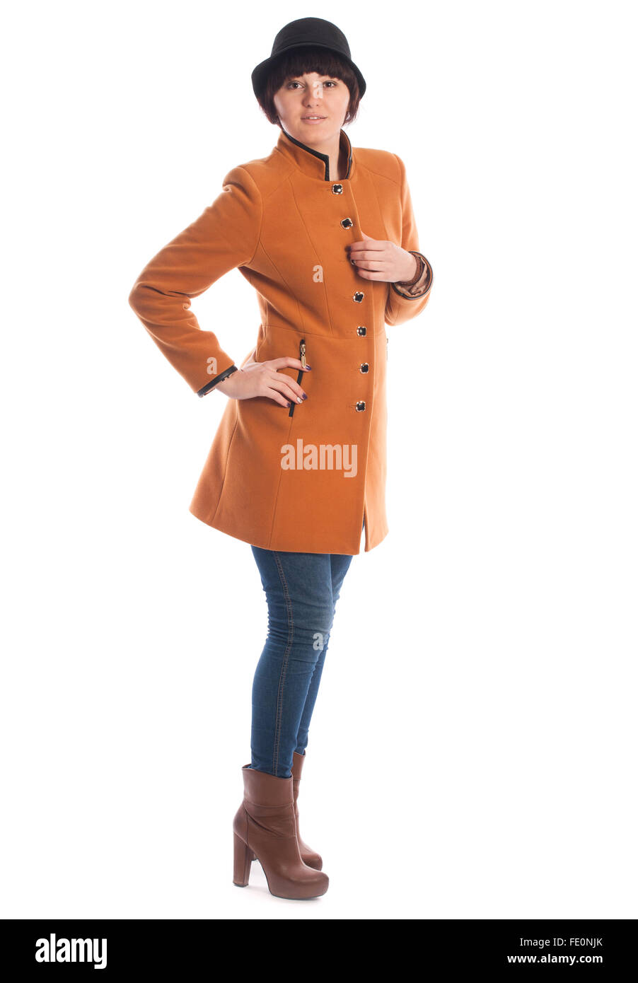Porträt eines Mädchens gekleidet in orange Mantel im Studio. Stockfoto