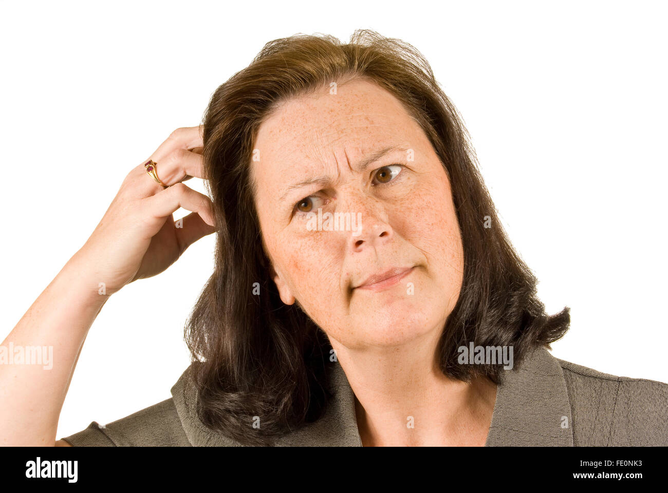 Reife Frau kratzen Kopf beim Nachdenken Stockfoto