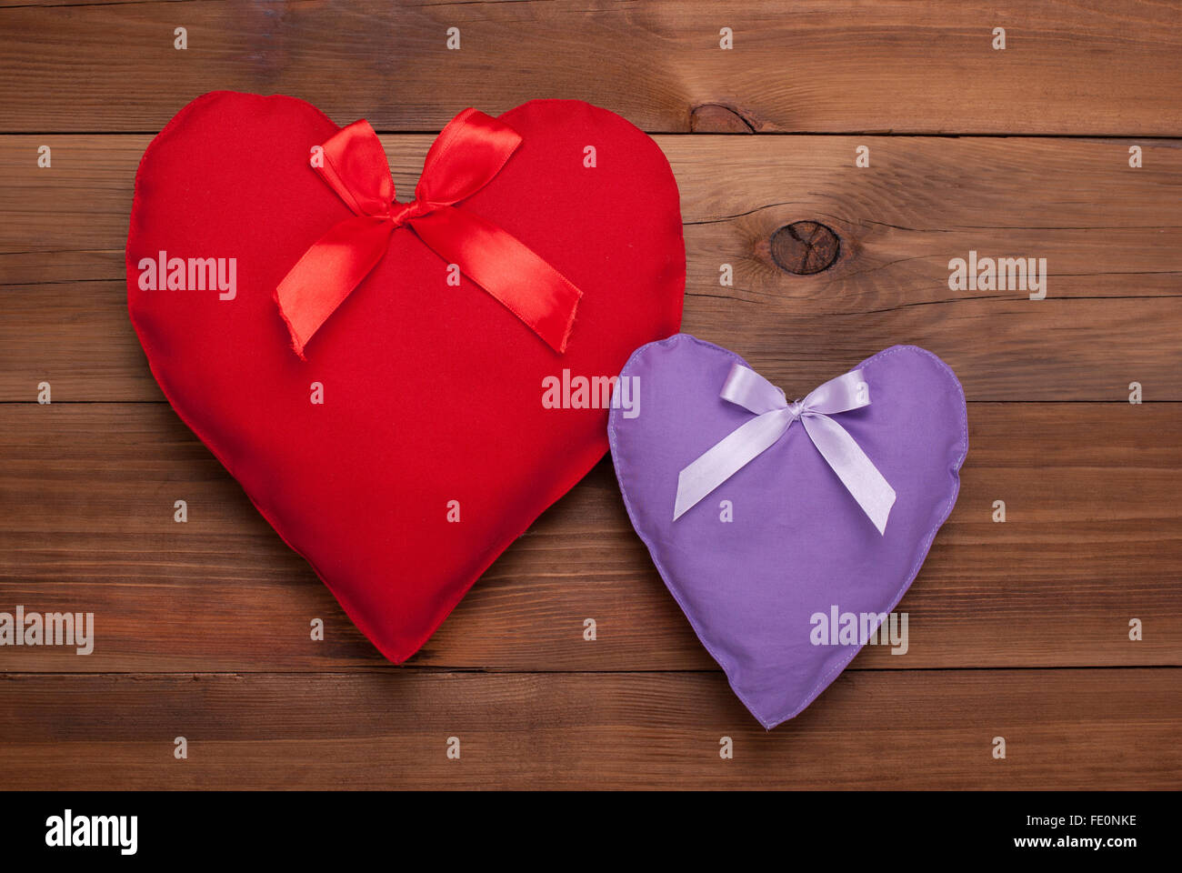 Zwei Herzen auf einem hölzernen Hintergrund. Geschenk zum Valentinstag. Stockfoto