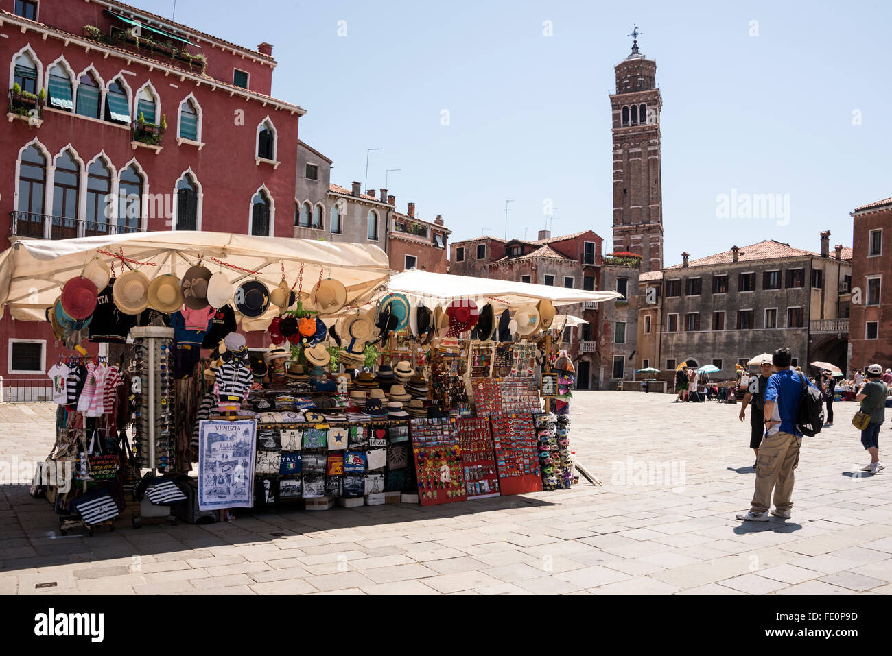 Ein Tourist Souvenir Stall am Campo San Anzolo in Venedig, Italien Stockfoto