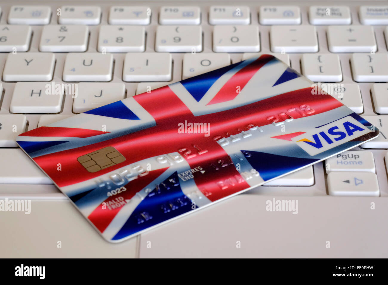 Kreditkarte mit Union Jack Flaggendesign setzte sich auf der Tastatur von Windows Netbook laptop Stockfoto