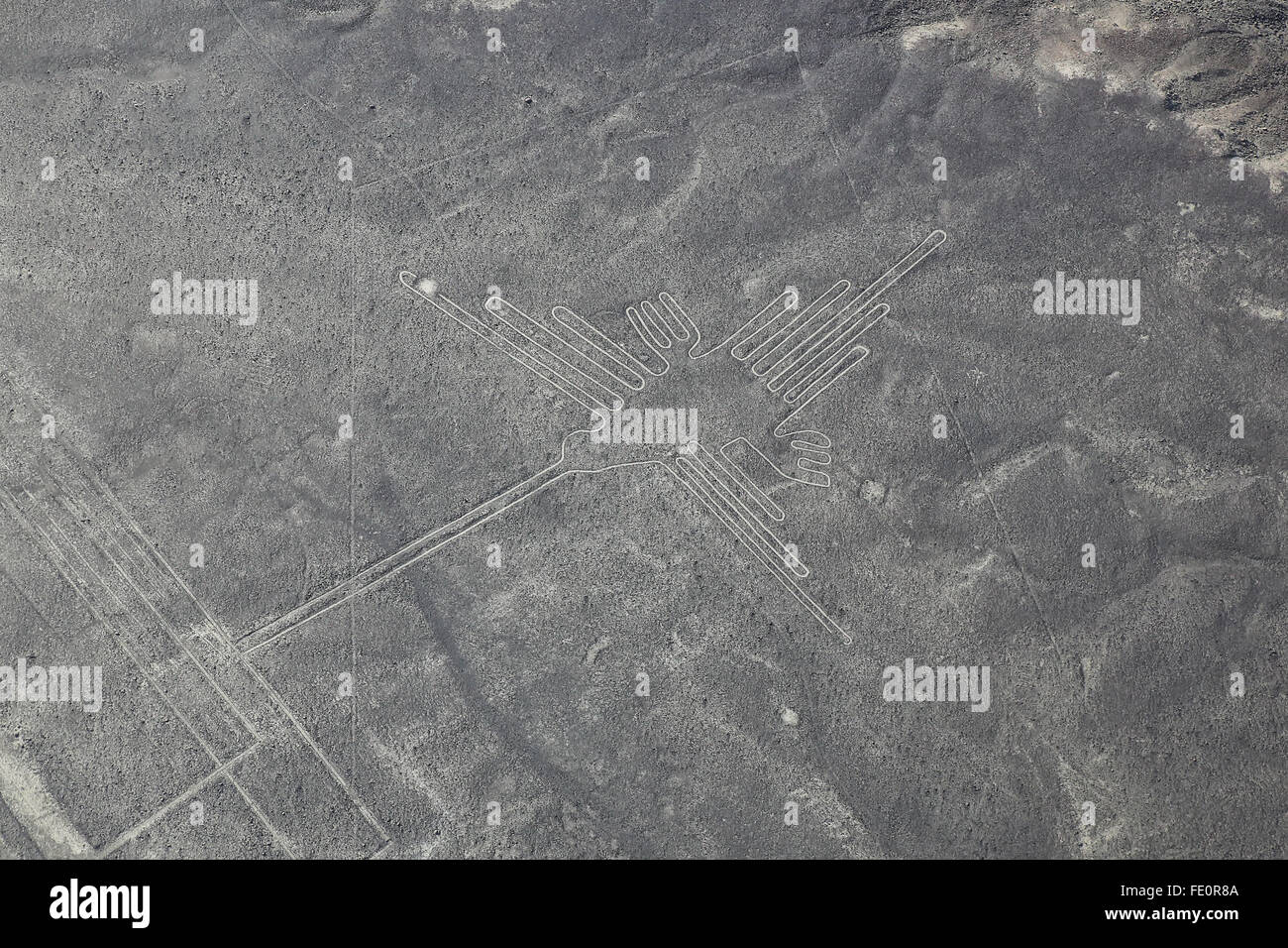 Luftaufnahme von Nazca-Linien - Kolibri Geoglyph, Peru. Die Linien wurden im Jahr 1994 als UNESCO-Weltkulturerbe ausgewiesen. Stockfoto