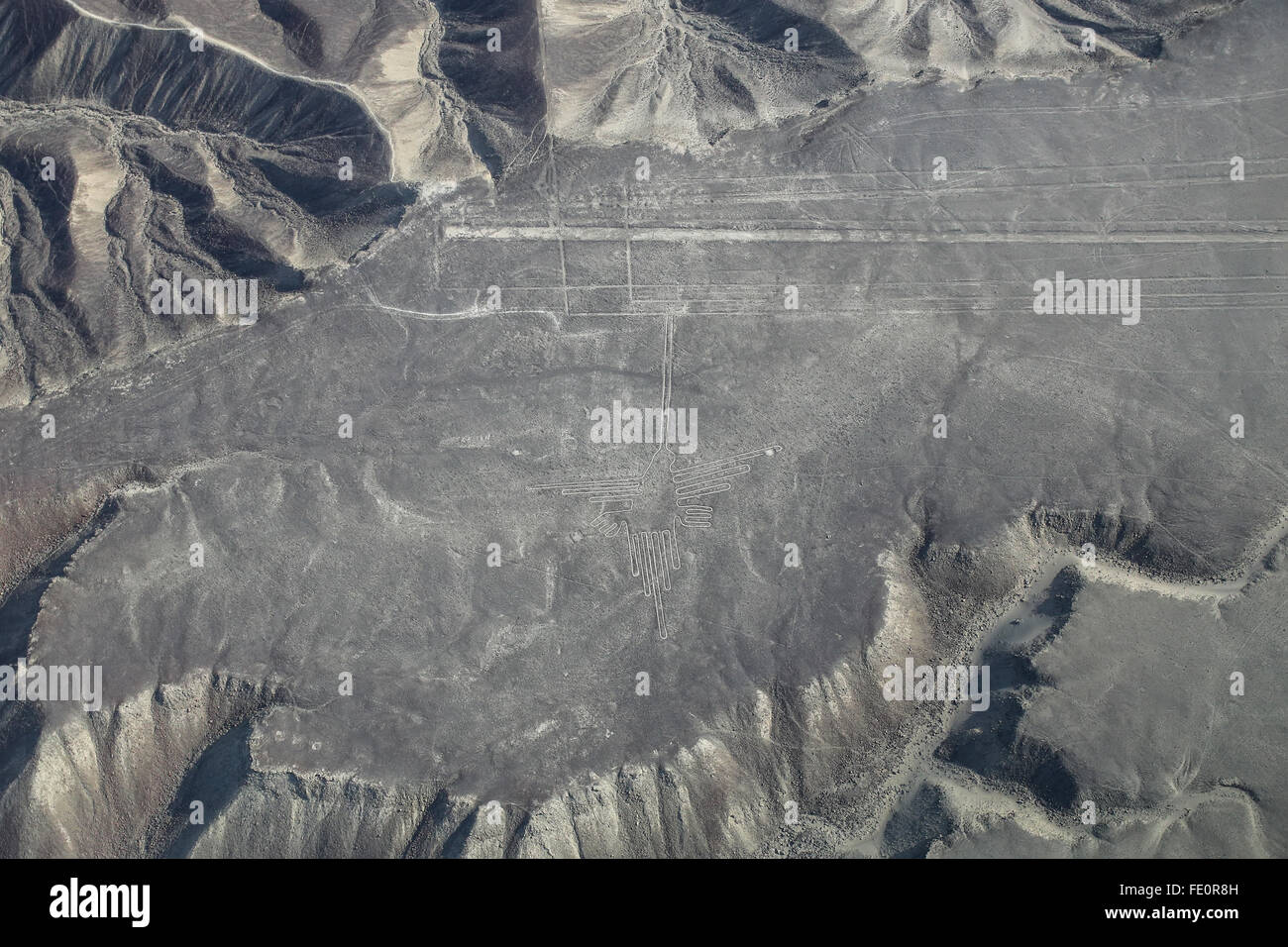 Luftaufnahme von Nazca-Linien - Kolibri Geoglyph, Peru. Die Linien wurden im Jahr 1994 als UNESCO-Weltkulturerbe ausgewiesen. Stockfoto