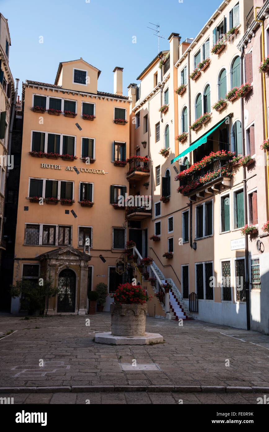4-Sterne-Hotel Al Codega in einem kleinen Innenhof der Calle del Forno Vecchio in Venedig, der Hauptstadt der Region Venetien im Norden Italiens. Stockfoto