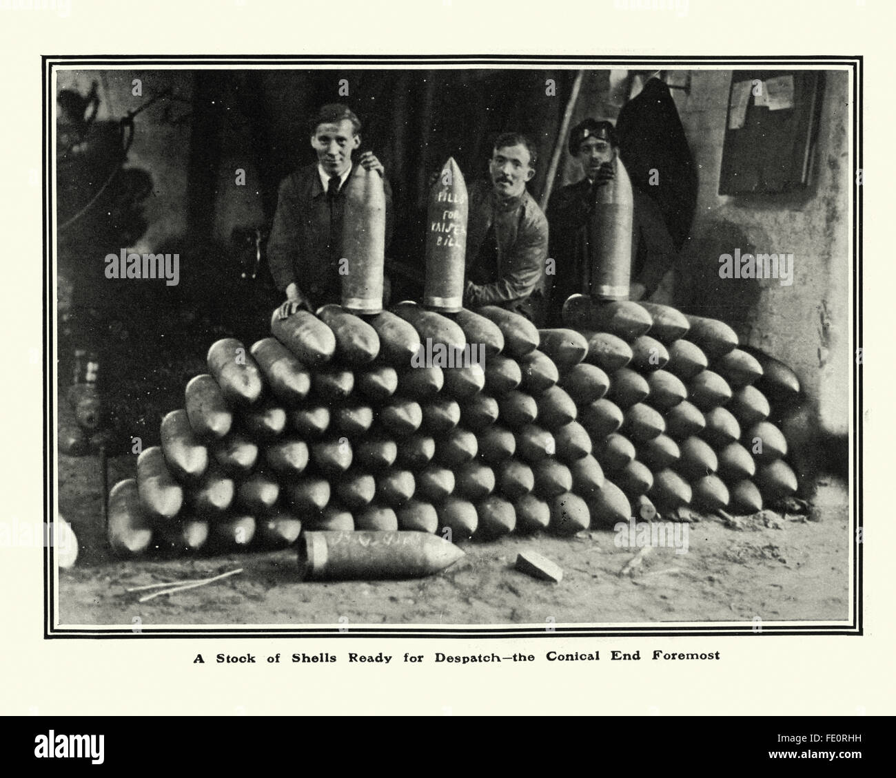 Arbeitnehmer in einem ersten Weltkrieg Munition Fabrik hinter einen Haufen von abgeschlossenen Artillerie-Granaten Stockfoto