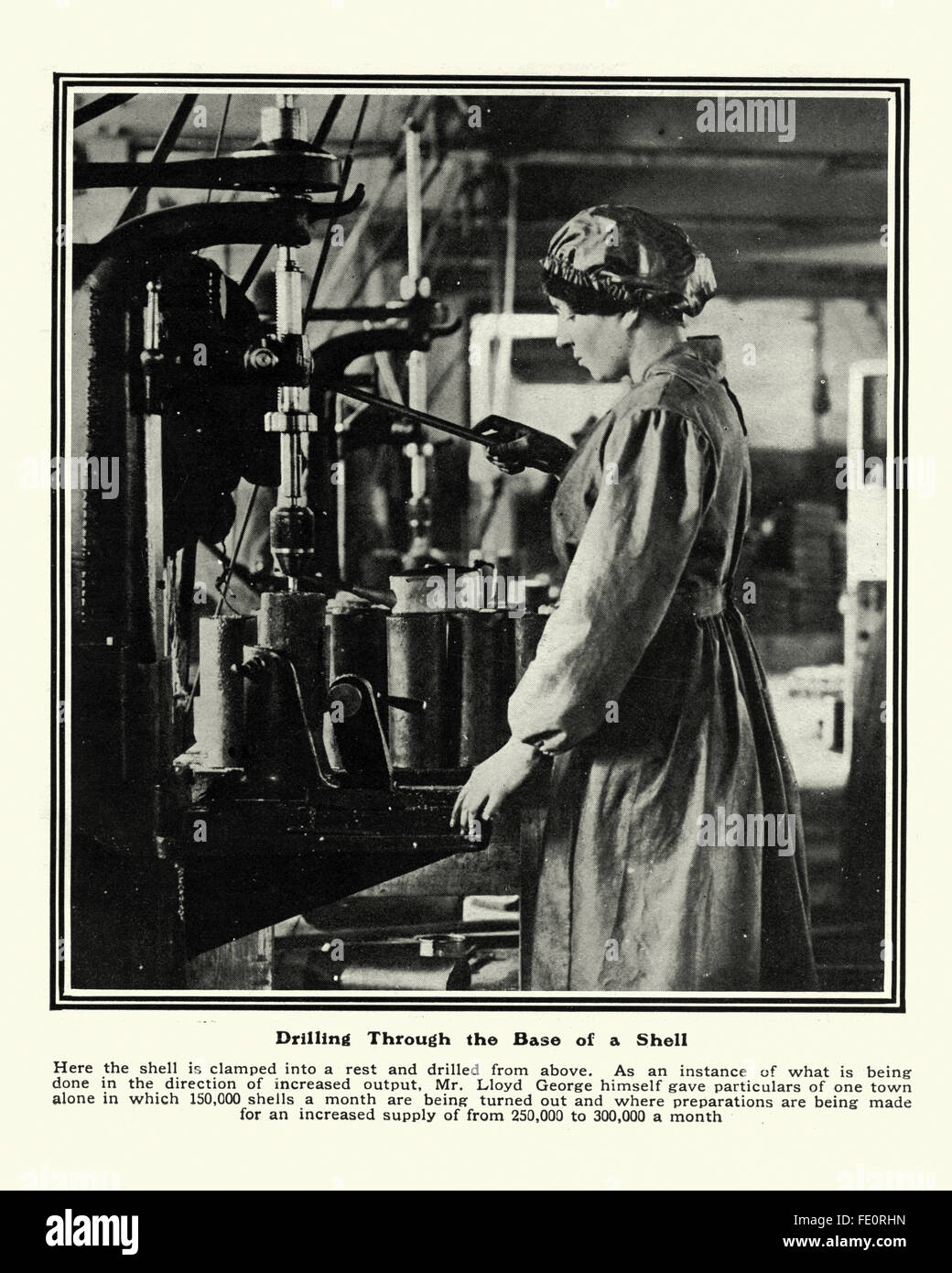 Frau arbeitet in einem ersten Weltkrieg Munition Fabrik Bohren durch die Basis einer Artillerie-Granate Stockfoto