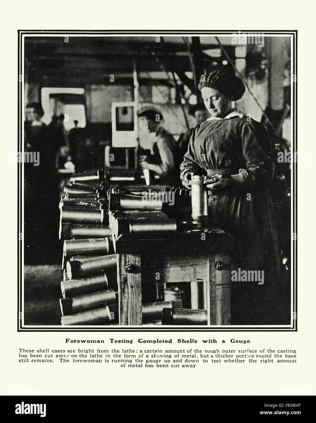 Frau in einem ersten Weltkrieg Munition Fabrik Prüfung abgeschlossenen Schalen. Stockfoto