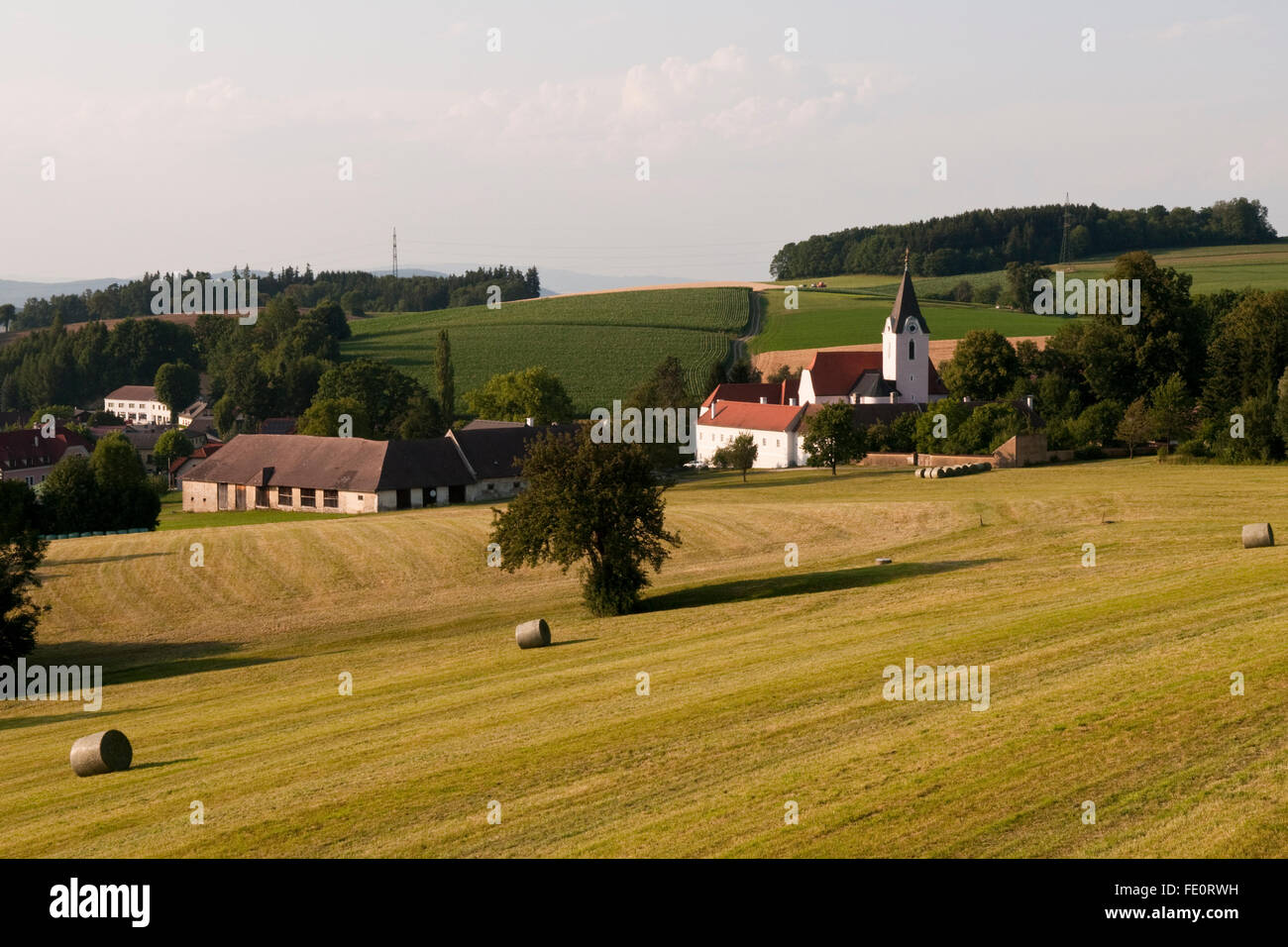 Blick über ein vor kurzem gemähten Feld in Richtung Dorf Kirnberg eine der Mank in Österreich in der späten Nachmittagssonne Stockfoto