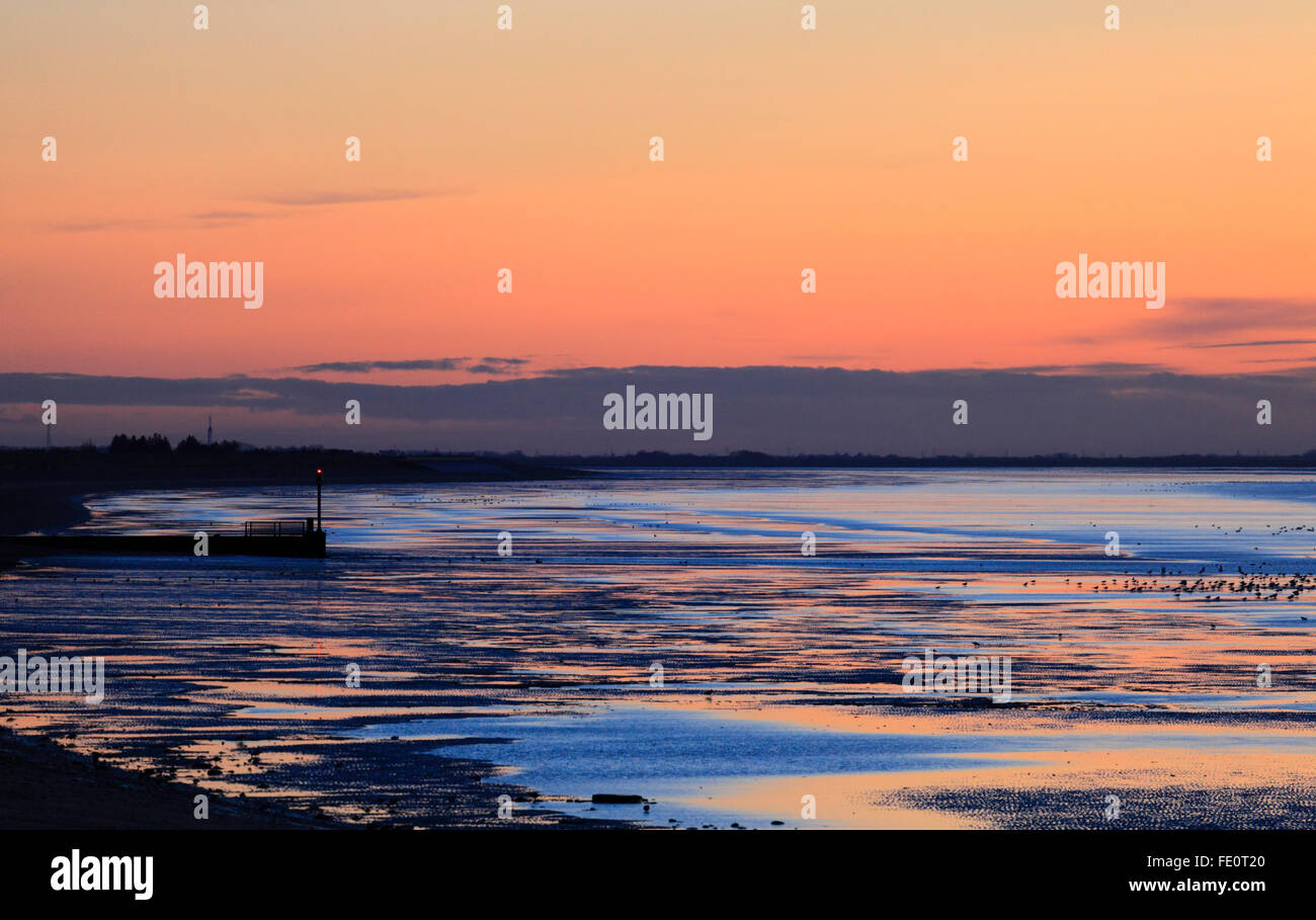 Heacham, Norfolk, Großbritannien. 3. Februar 2016. UK-Wetter: Sonnenuntergang in den Sand zu Heacham Farben. Bildnachweis: Stuart Aylmer/Alamy Live-Nachrichten Stockfoto