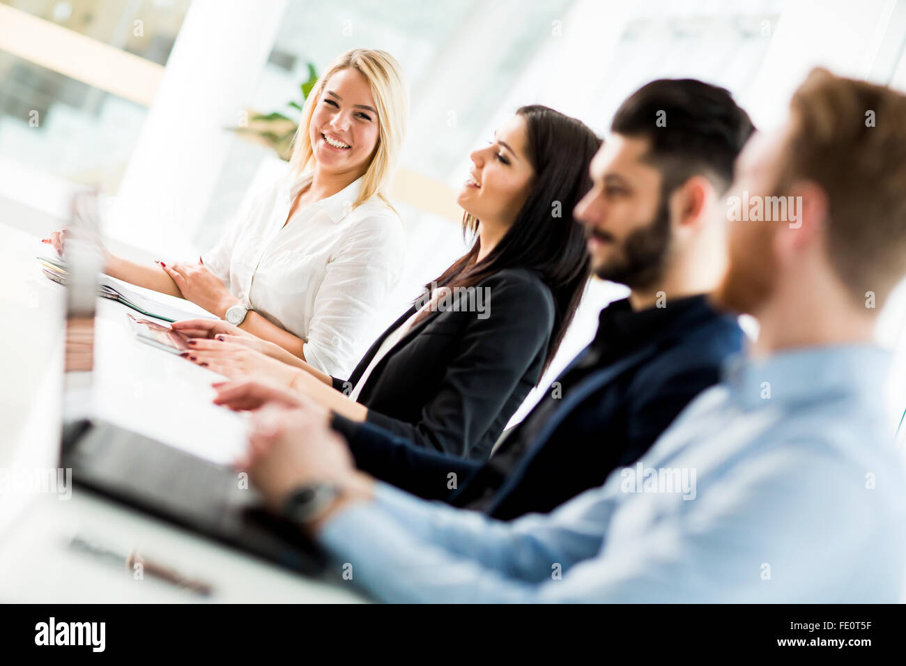 Junge Leute im Büro Stockfoto