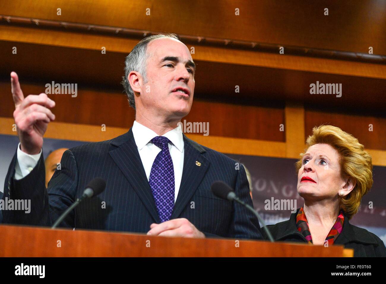 US-Senator Bob Casey im Rahmen einer Pressekonferenz auf der Flint Michigan Wasserkrise mit anderen demokratischen Senatoren auf dem Capitol Hill als Senator Debbie Stabenow blickt auf 28. Januar 2016 in Washington, DC. Stockfoto