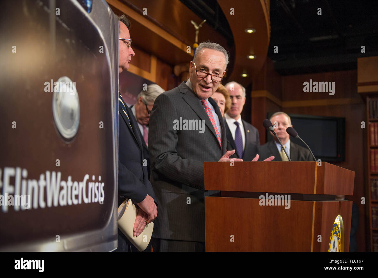 US-Senator Chuck Schumer während einer Pressekonferenz auf der Flint Michigan Wasserkrise mit anderen demokratischen Senatoren auf dem Capitol Hill 28. Januar 2016 in Washington, DC. Stockfoto