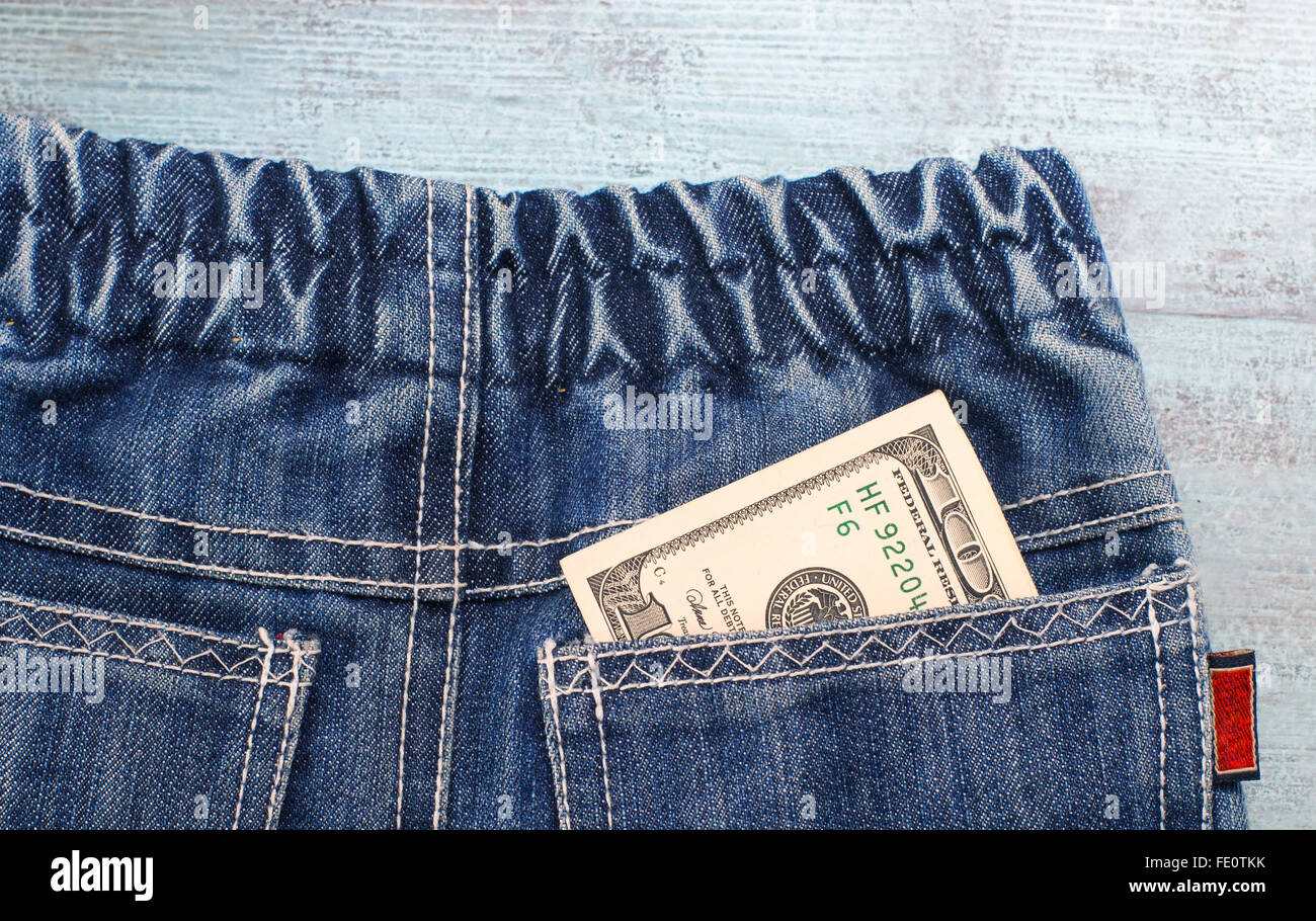 Geld in eine Jeans Tasche Stockfoto