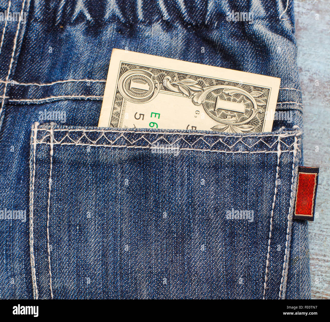 ein Dollar in eine Jeans Tasche Stockfoto