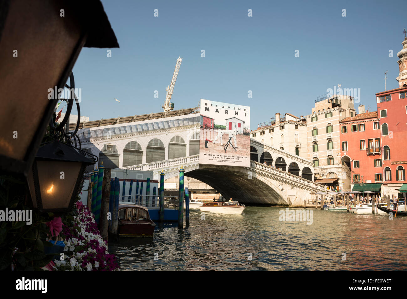 Die jahrhundertealte Ponte Di Rialto (Rialtobrücke), die während der Restaurierungsarbeiten mit großen Plastikplanen und bemalten Bögen bedeckt war Stockfoto