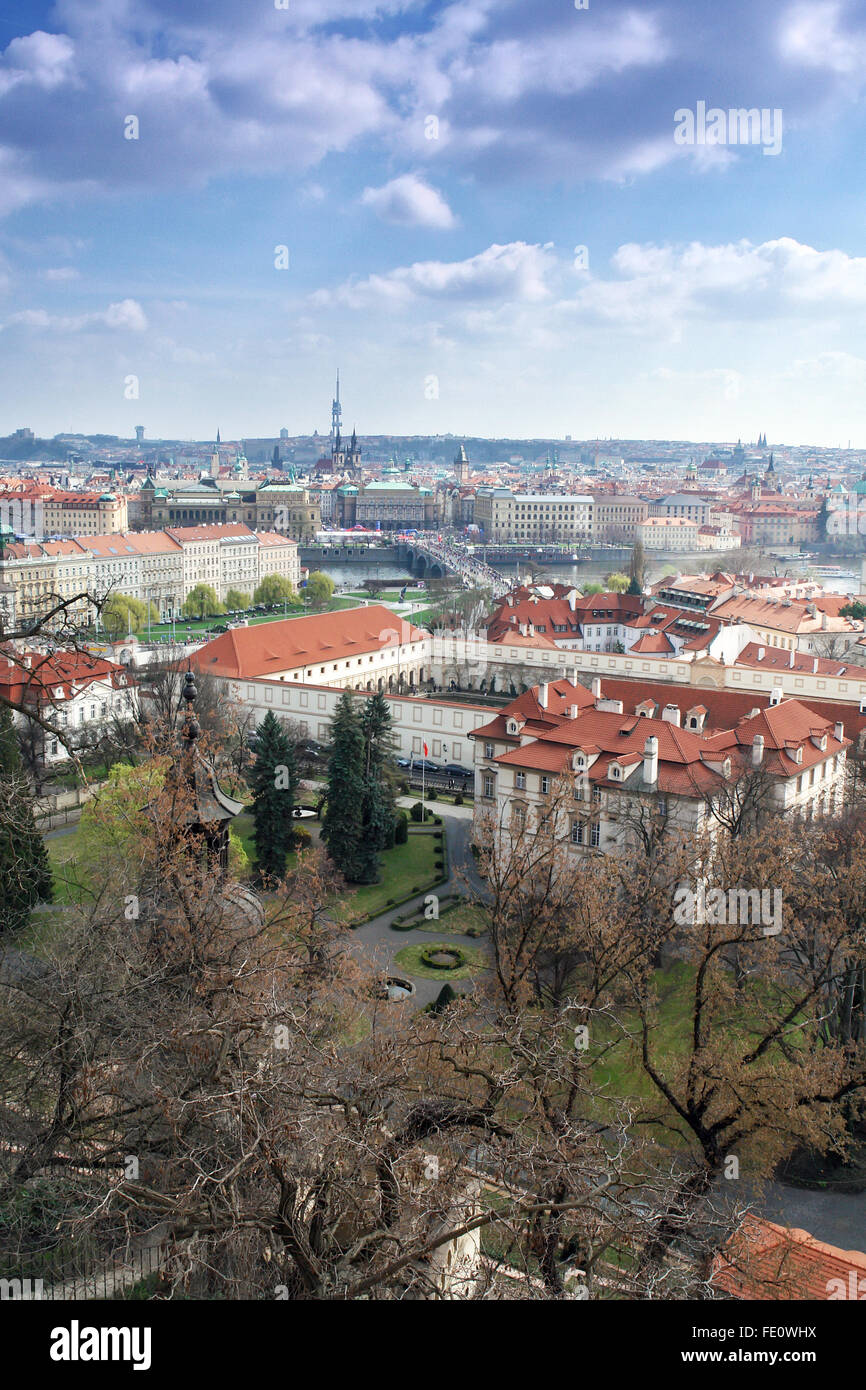 Blick vom Garten unter der Prager Burg auf die Wallenstein-Palais und Manes-Brücke. Stockfoto