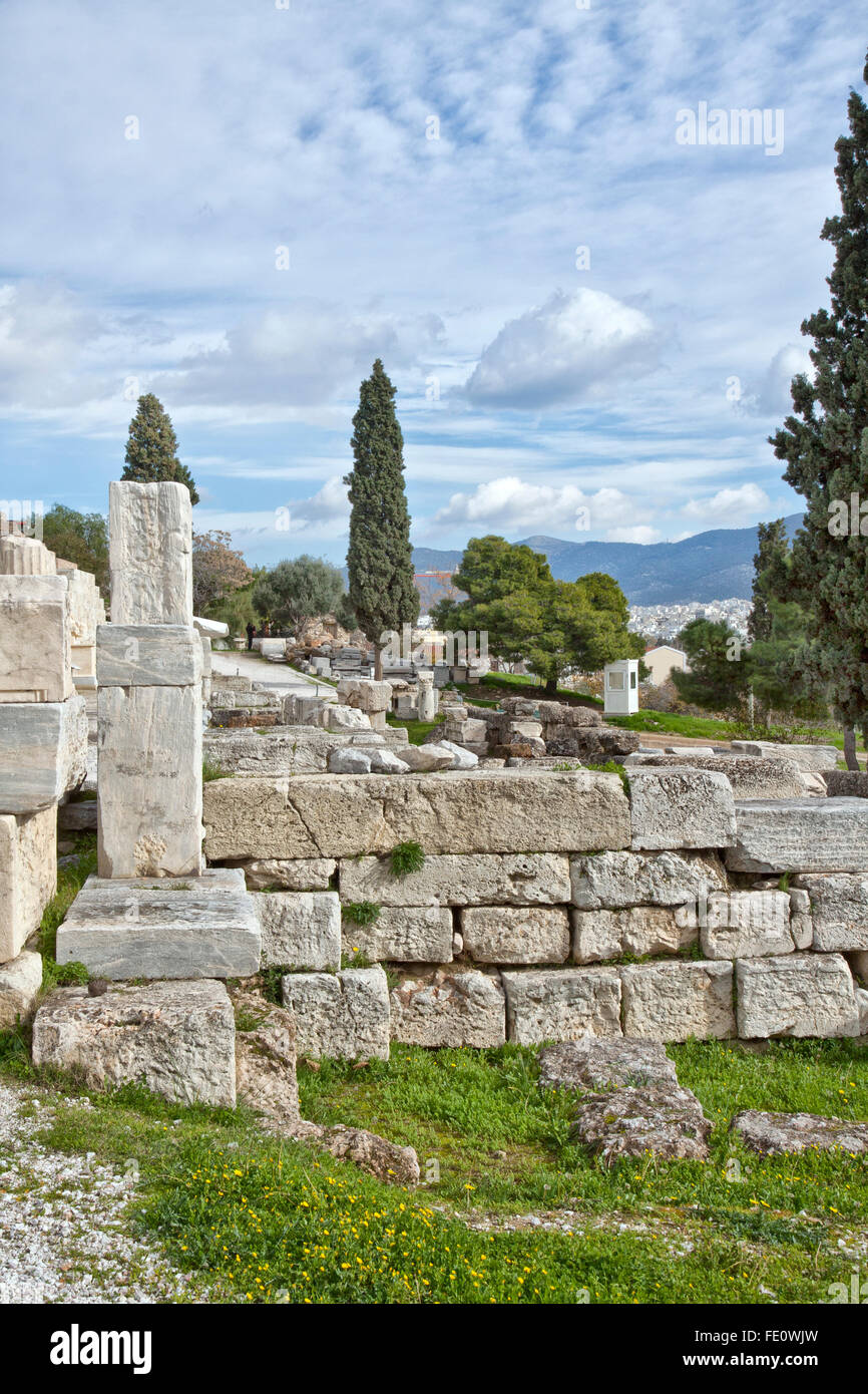 Reste von Mauern und Säulen befindet sich am südwestlichen Hang der Akropolis von Athen. Stockfoto