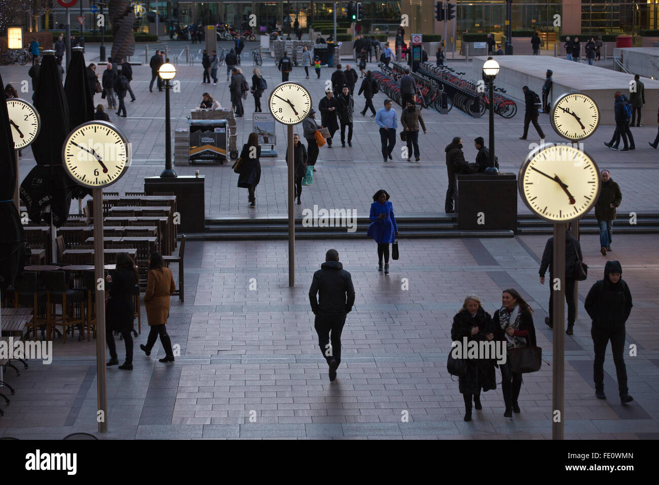Öffentliche Uhren draußen Reuters Plaza im Herzen von finanziellen Bezirk von Canary Wharf in London Docklands, England, Großbritannien Stockfoto