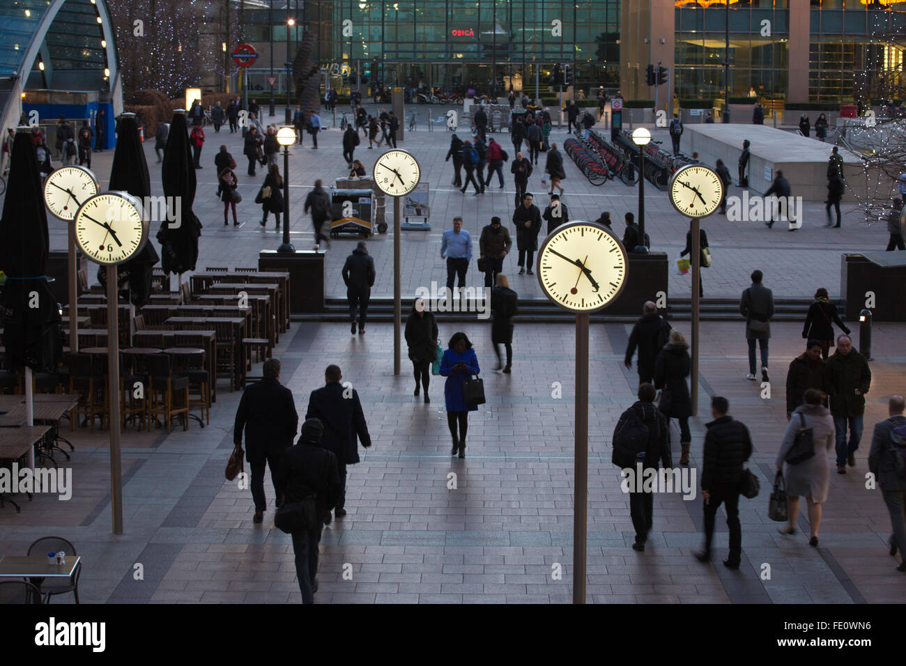 Öffentliche Uhren draußen Reuters Plaza im Herzen von finanziellen Bezirk von Canary Wharf in London Docklands, England, Großbritannien Stockfoto