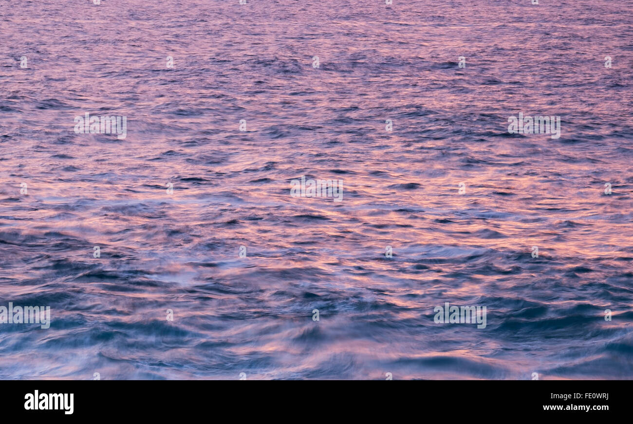 Sanfte Meereswellen bei Sonnenuntergang, Atlantik, La Gomera, Kanarische Inseln, Spanien Stockfoto