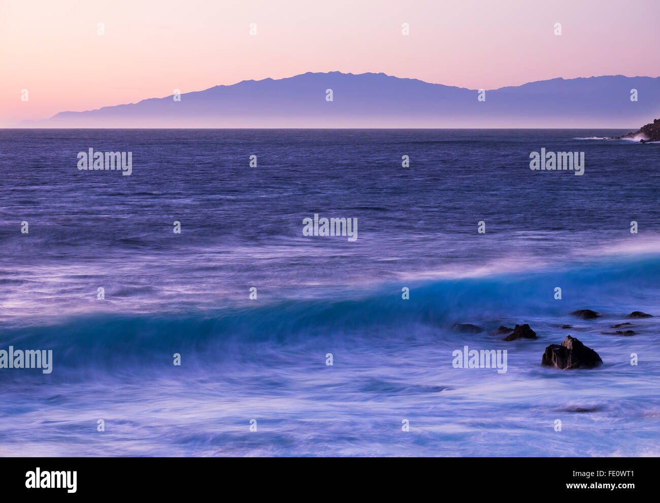 Ozeanwelle bei Dämmerung, Insel La Palma hinter Valle Gran Rey, La Gomera, Kanarische Inseln, Spanien Stockfoto