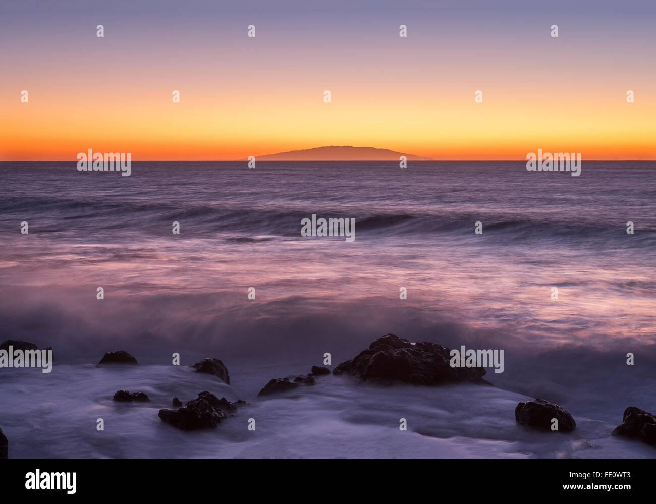 Ozeanwelle bei Sonnenuntergang, Insel El Hierro hinter Valle Gran Rey, La Gomera, Kanarische Inseln, Spanien Stockfoto