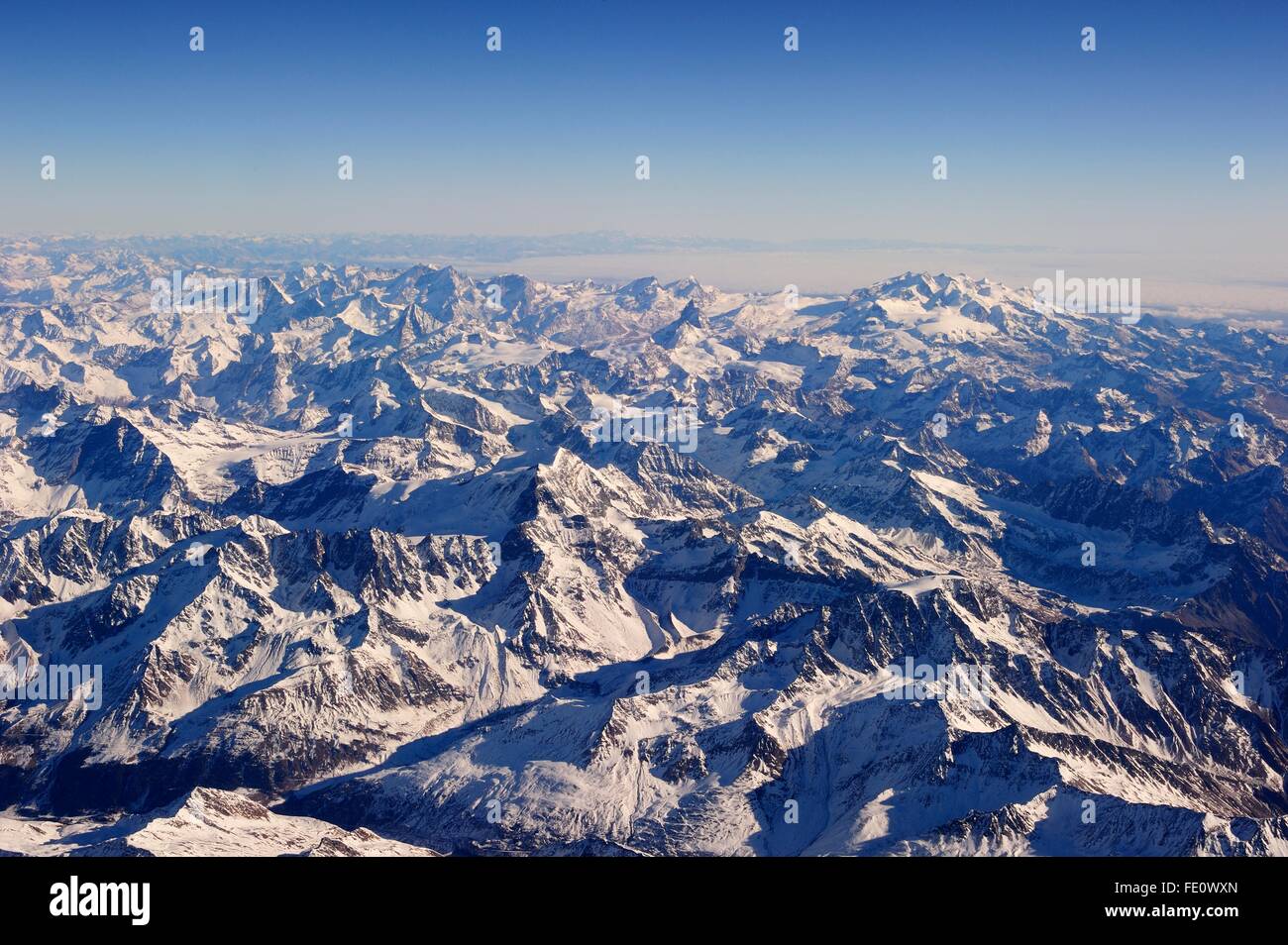 Schweizer Alpen mit Schnee, Monte Rosa und Matterhorn, italienischen Po-Ebene hinter der Schweiz Stockfoto