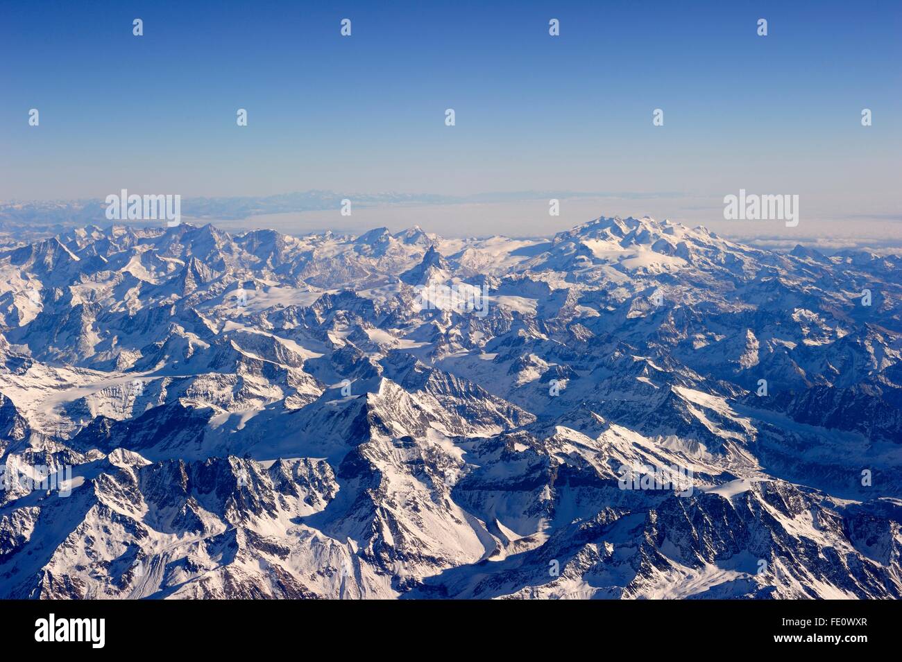 Schweizer Alpen mit Schnee, Monte Rosa und Matterhorn, italienischen Po-Ebene hinter der Schweiz Stockfoto