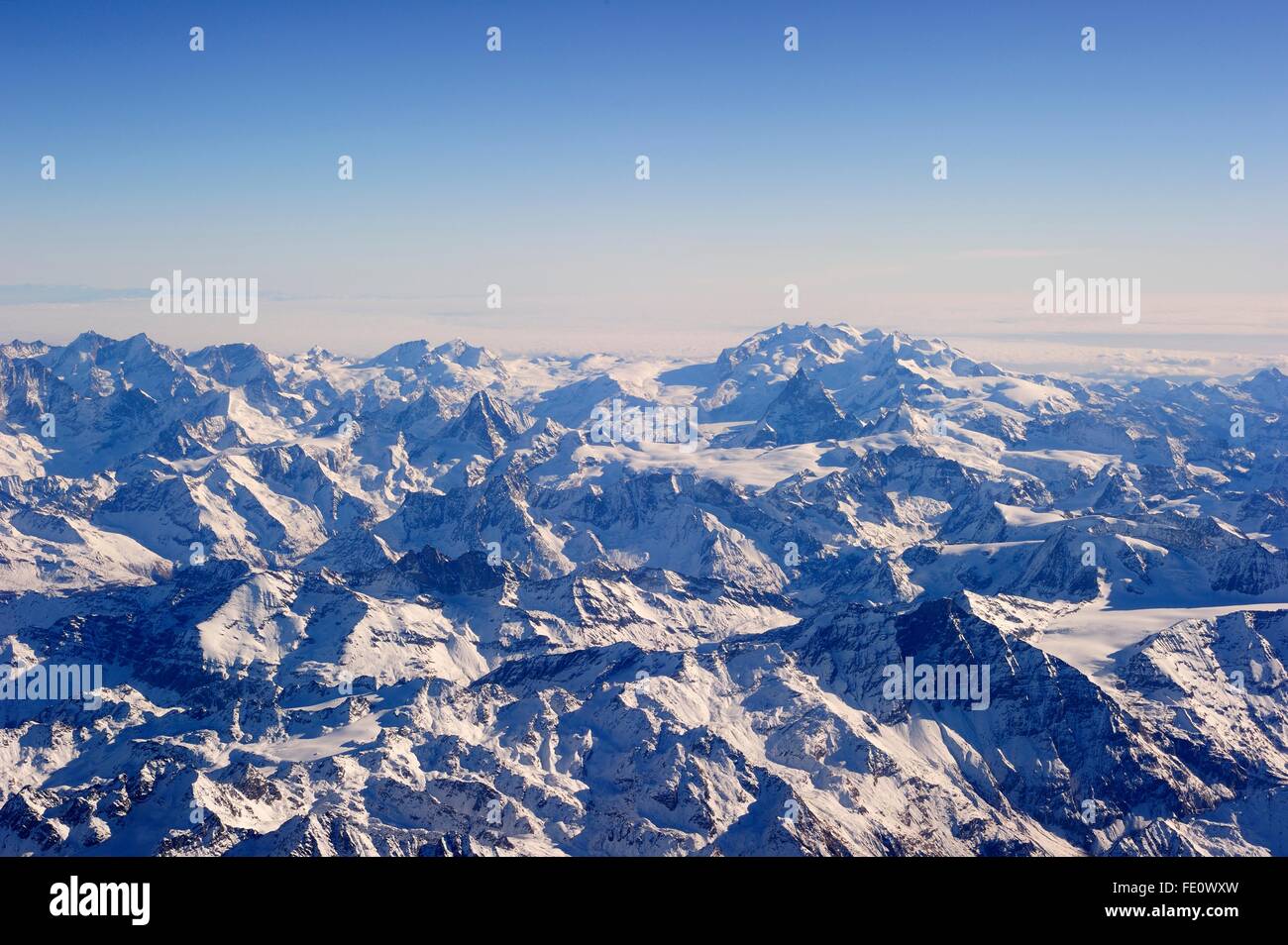 Schweizer Alpen mit Schnee, Monte Rosa-Massiv und Matterhorn, Schweiz Stockfoto